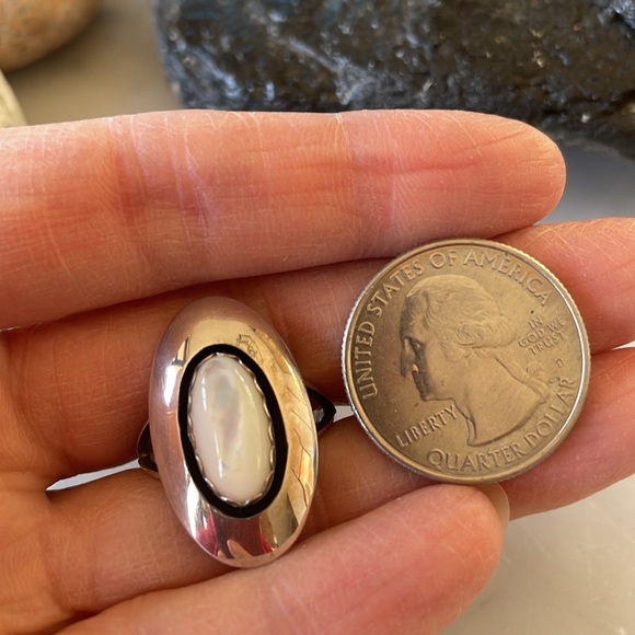 Vintage Navajo Native American Mother Of Pearl Teddy Goodluck Ring - Picture 6 of 7